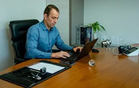 Dr. Carlos Eduardo Passarini no consultório