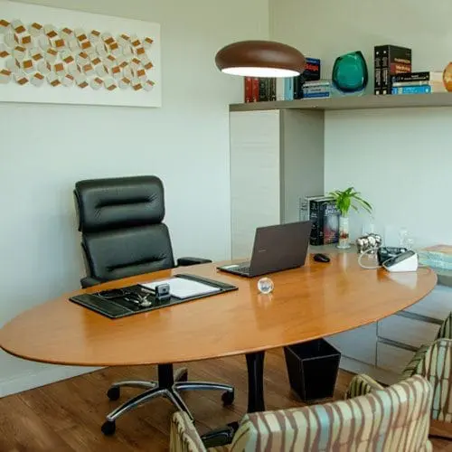 Sala de atendimento médico do consultório do Dr. Carlos Eduardo Passarini